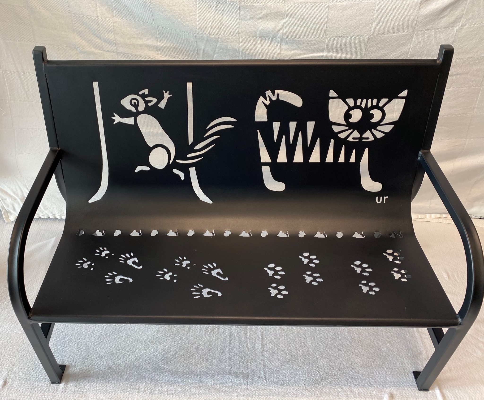 garden art iron cat benches        
        <figure class=